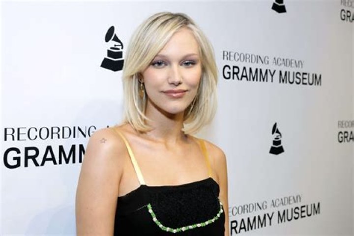 Grace Vanderwaal 2024 dating, net worth, tattoos, smoking & body